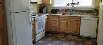 Large  1 bedroom Close to Perrine Bridge, shopping, resturants.