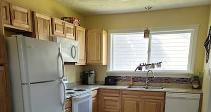 Large 1 bedroom Close to Perrine Bridge, shopping, resturants.
