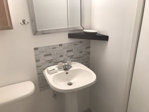 Dusj, hårføner, håndklær og såpe