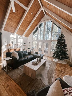 Smart TV, fireplace, books, offices - Newly renovated winter chalet with Two En-Suites and Hot Tub on Fenced Half Acre (Pinetop)