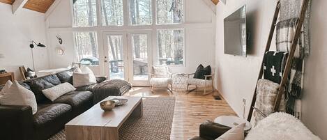 تلفزيون ذكي، مدفأة، كُتُب، مكتب