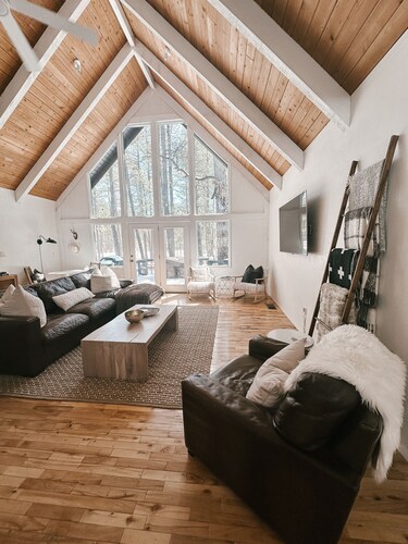 Newly renovated winter chalet with Two En-Suites and Hot Tub on Fenced Half Acre