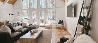 Newly renovated winter chalet with Two En-Suites and Hot Tub on Fenced Half Acre