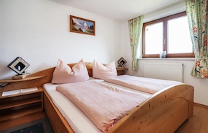 2 bedrooms, travel cot, free WiFi, bed sheets