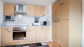 Fridge, stovetop, dishwasher, coffee/tea maker