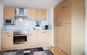 Réfrigérateur, micro-ondes, plaque de cuisson, lave-vaisselle