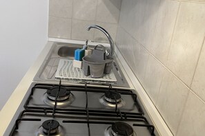 Geladeira, fogão, cooktop, talheres/pratos/utensílios de cozinha