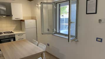 Kjøleskap, ovn, kokeplater og kjøkkenutstyr