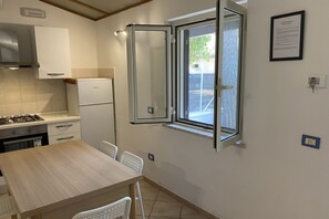 Geladeira, fogão, cooktop, talheres/pratos/utensílios de cozinha