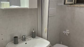 Een douche, een haardroger, handdoeken