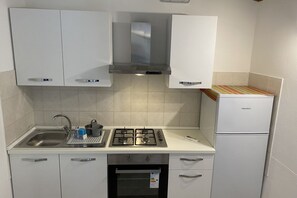 Kühlschrank, Ofen, Herdplatte, Kochgeschirr/Geschirr/Besteck