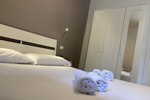 9 bedrooms, WiFi, bed sheets - Villa Penelope, a stone's throw from St. Augustine Beach (Gaeta)