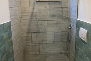 Dusche, Haartrockner, Bidet, Handtücher