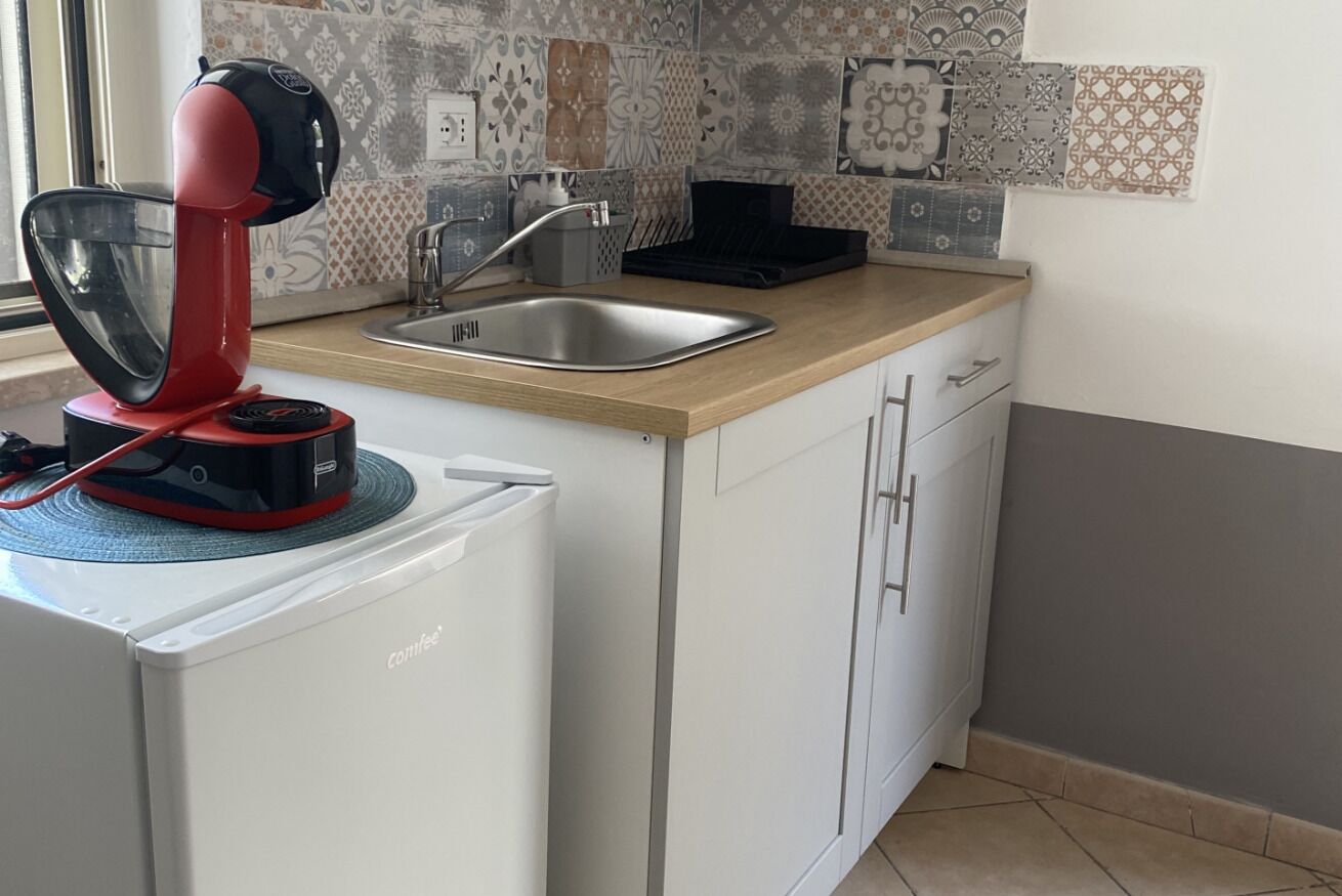 Réfrigérateur, plaque de cuisson, cafetière/bouilloire, chaise haute