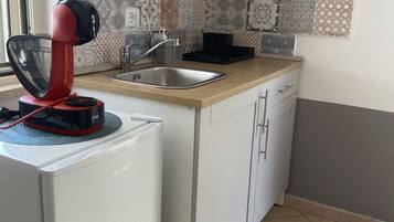 Fridge, stovetop, coffee/tea maker, high chair