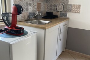 Geladeira, cooktop, cafeteira/chaleira, cadeirão de bebê