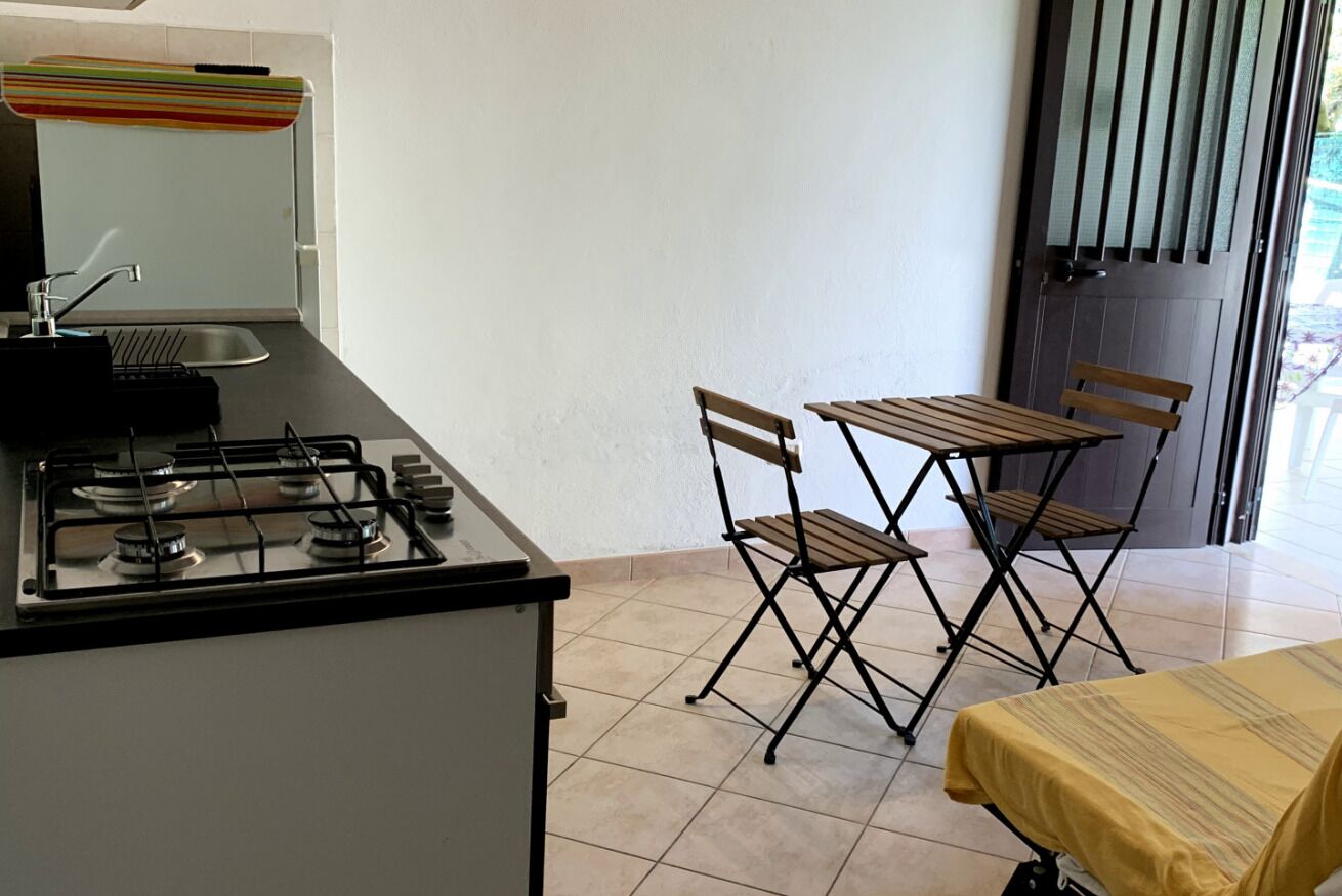 Réfrigérateur, four, plaque de cuisson, cafetière/bouilloire