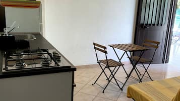 Fridge, oven, stovetop, coffee/tea maker