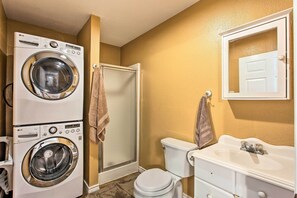 Kostenlose Toilettenartikel, Haartrockner, Handtücher