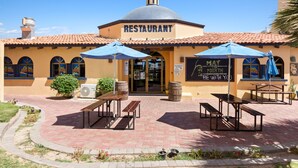 Un restaurant doté d’un toit en forme de dôme, de places assises en plein air et d’une enseigne sur laquelle on peut lire : « Que la Force soit avec vous. »