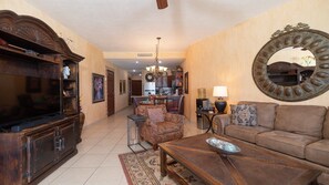 Smart TV, reproductor de DVD, libros y estéreo 