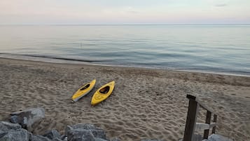 Plage, chaises longues, serviettes de plage