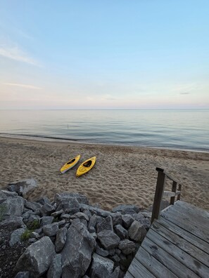 A beach with kayaks and a wooden boardwalk. - Private beach location (Oscoda)