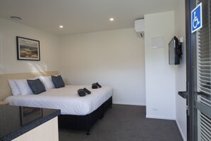 Premium bedding, down comforters, pillowtop beds, individually decorated - Harvest Park Studios (Cromwell)