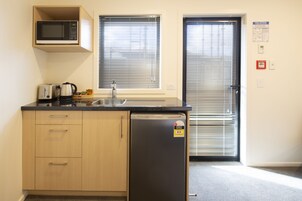 Refrigerador, microondas, tetera/pava eléctrica, tostadora