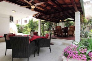 تناول الطعام بالخارج