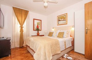 3 عدّة غرف نوم ومكواة/لوح كي وسرير سفر وخدمة الإنترنت