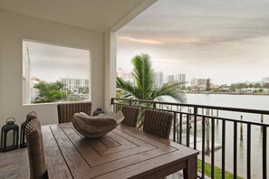 Outdoor dining - New & Luxurious 4/3 Townhouse with boat slip- 2,800 Square Feet (Clearwater Beach)