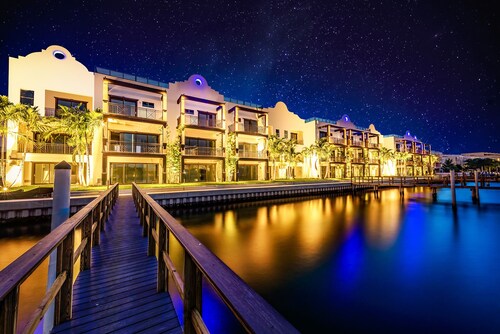 New & Luxurious 4/3 Townhouse with boat slip- 2,800 Square Feet