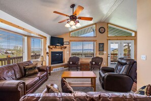 Smart TV, fireplace, DVD player