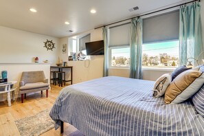Desk, iron/ironing board, Internet, bed sheets - Dtwn Walkability! Grand Junction Couple's Retreat (Grand Junction)