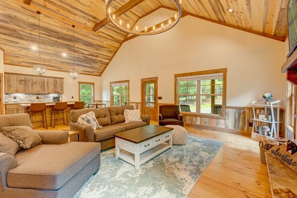 Televisión y chimenea 