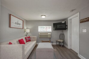 Smart TV - Children's Dream House! Walk to the Beach! (Hampton)