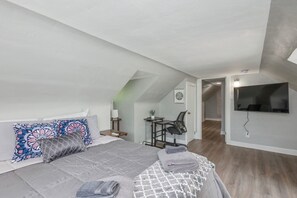 3 bedrooms, desk, iron/ironing board, free WiFi - Children's Dream House! Walk to the Beach! (Hampton)