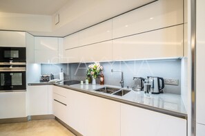 Kühlschrank, Mikrowelle, Ofen, Geschirrspüler