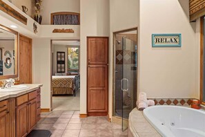 Baignoire, séchoir à cheveux, serviettes fournies, shampooing