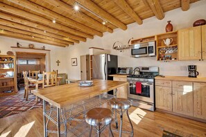 Réfrigérateur, four à micro-ondes, un four, surface de cuisson