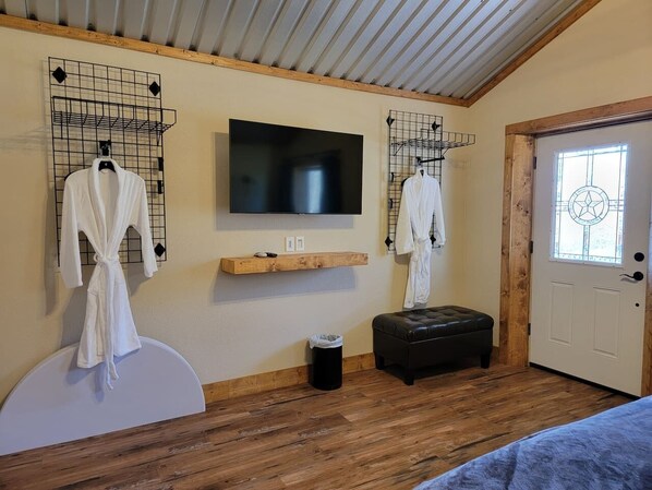 3 bedrooms, desk, iron/ironing board, travel crib