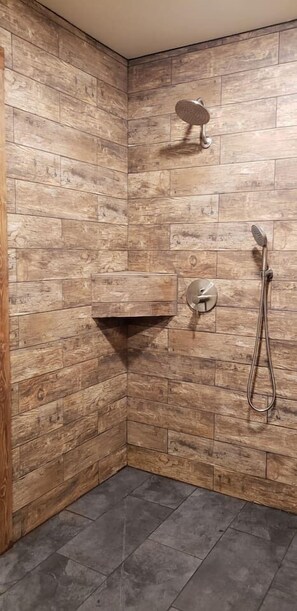 Douche, sèche-cheveux, serviettes fournies, savon