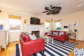 Fernseher, Kamin, Stereoanlage