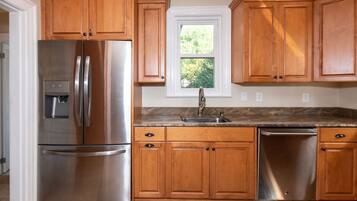 雪櫃、微波爐、焗爐、爐具