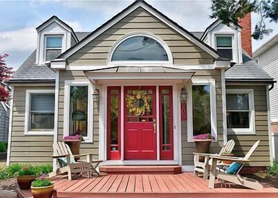 Renovated 3BR beach cottage, 1 block to ocean with private backyard and parking