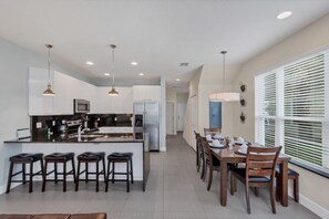 Maison mitoyenne, 3 chambres | Cuisine privée | Chaise haute