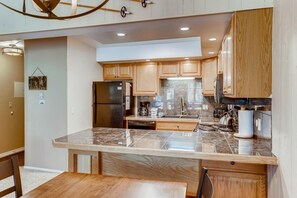 Condo, 2 Bedrooms | Private kitchen