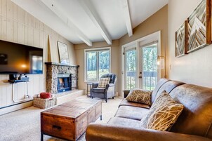 Condo, 2 quartos | Sala de estar | TV