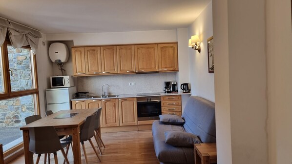 Fridge, microwave, oven, coffee/tea maker